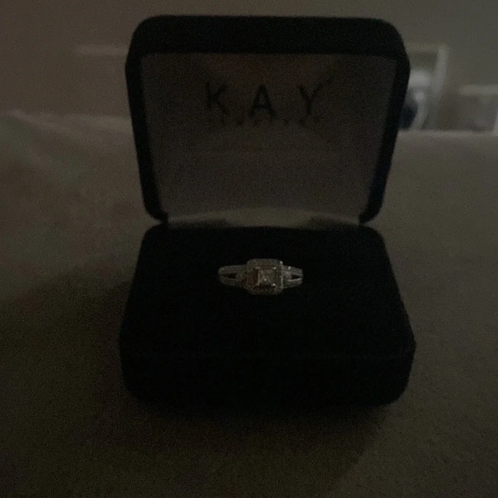 10k White Gold Diamond Engagement Ring - Picture 5 of 12